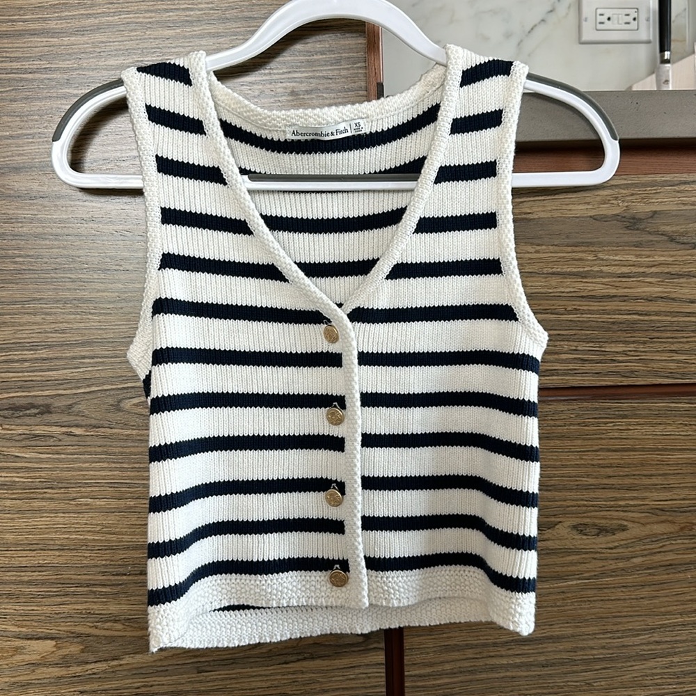Never worn Abercrombie xs sweater